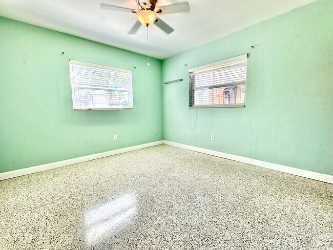 Building Photo - Bright & cozy 2bedroom 1bath home with out...