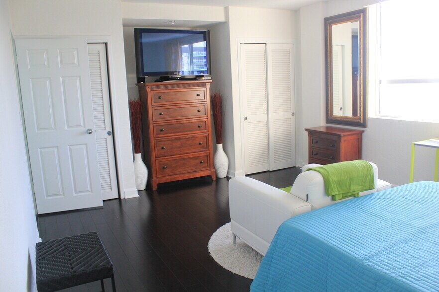 Building Photo - 1500 Bay Rd