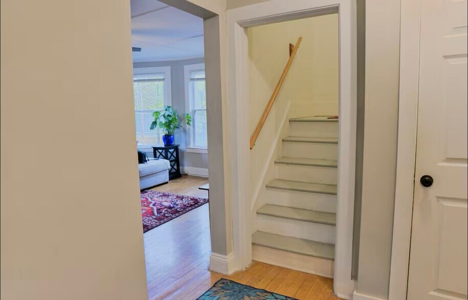 Upstairs - 212 Circular St