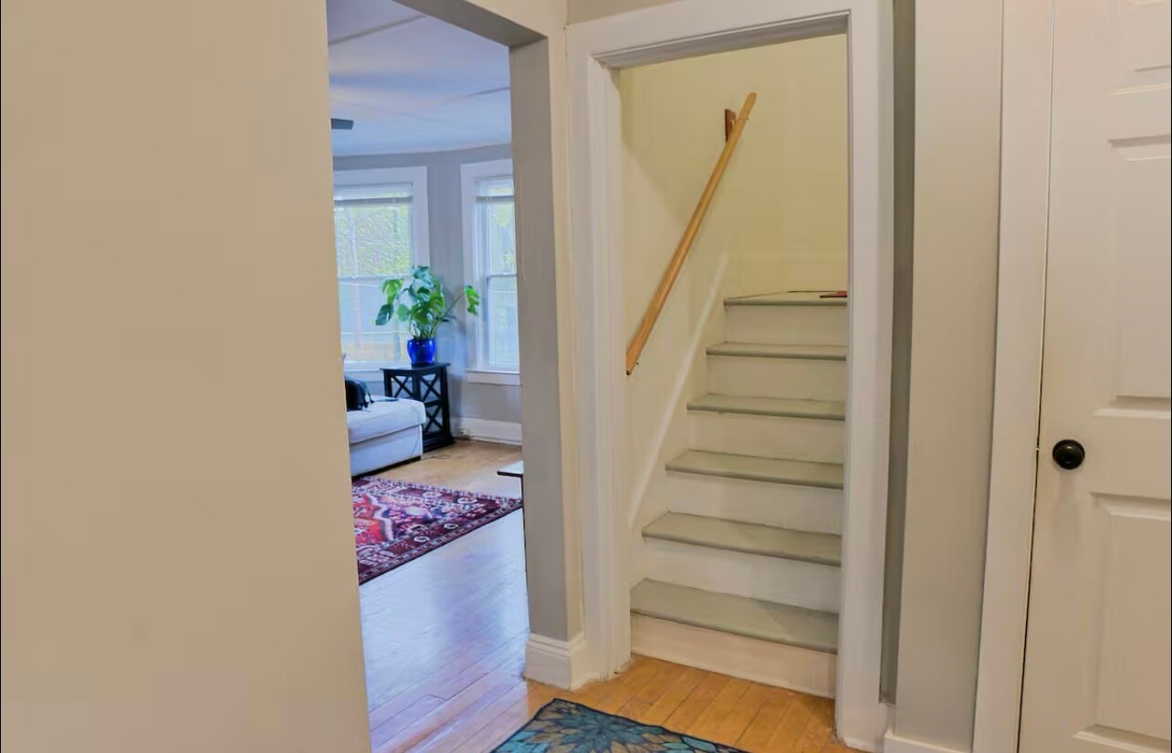Upstairs - 212 Circular St