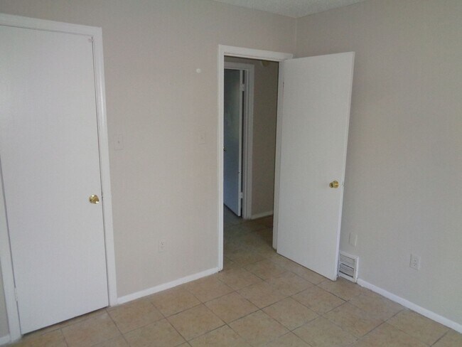 Building Photo - 5164 Woody Dr