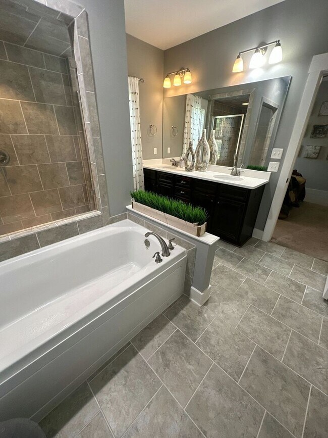 Building Photo - 1013 Edgewater Ln