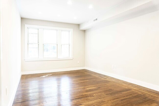 Building Photo - 2021 Commonwealth Ave