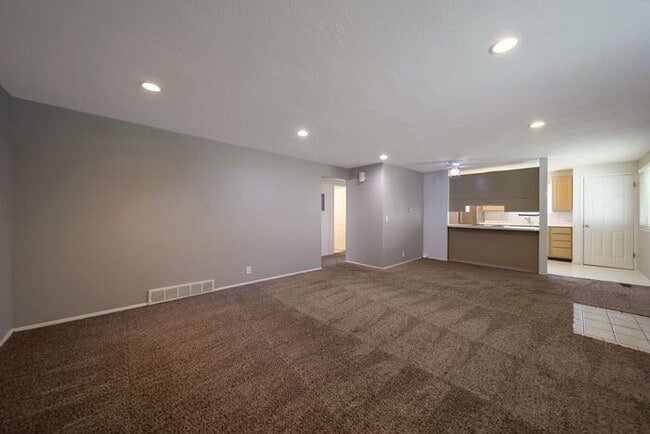 Building Photo - Charming Condo in Meadowbrook Village w 1 ...