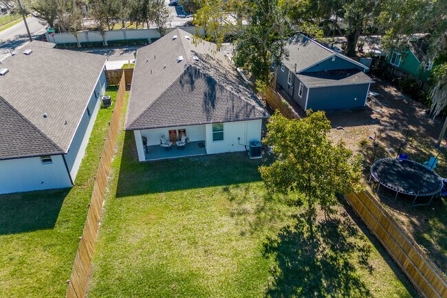 Building Photo - 1808 E Comanche Ave
