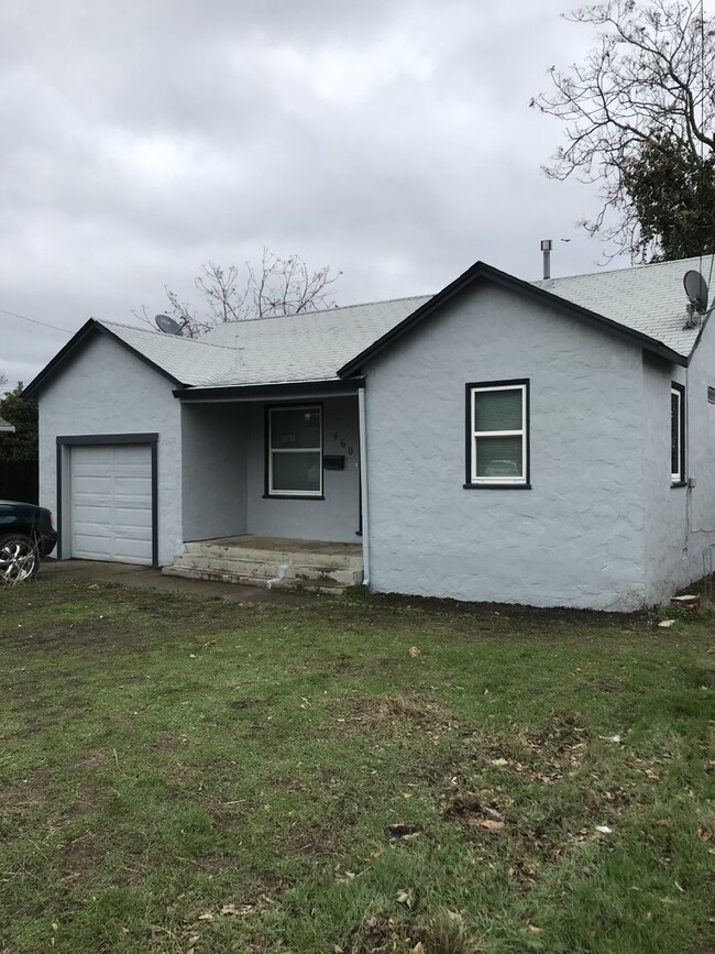 Primary Photo - Cute Home in Dixon is Available Now