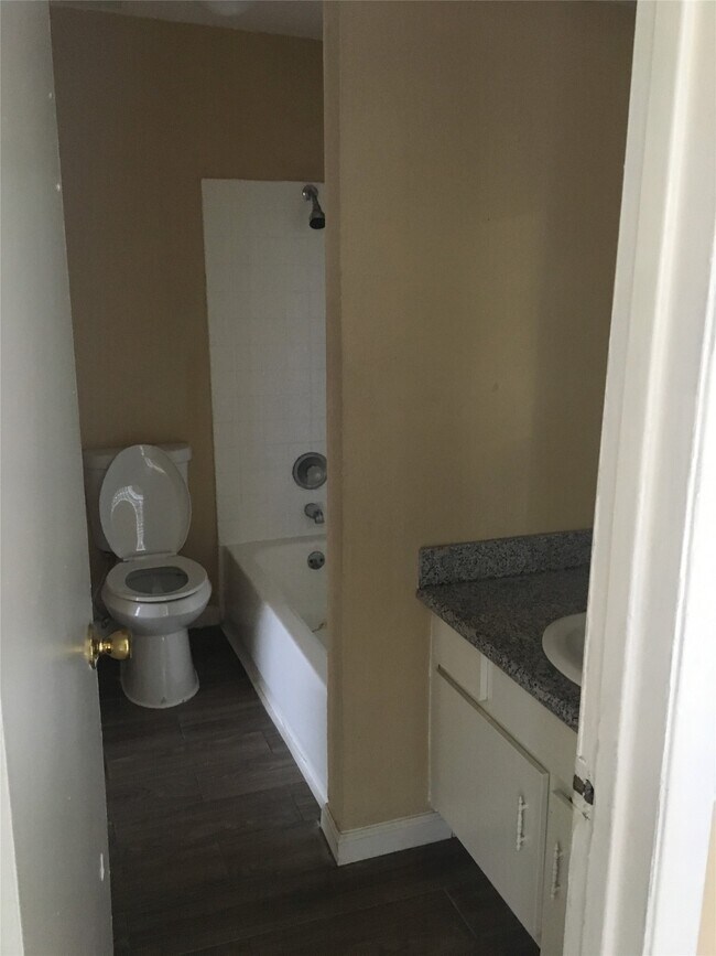 Building Photo - 5625 Antoine Dr