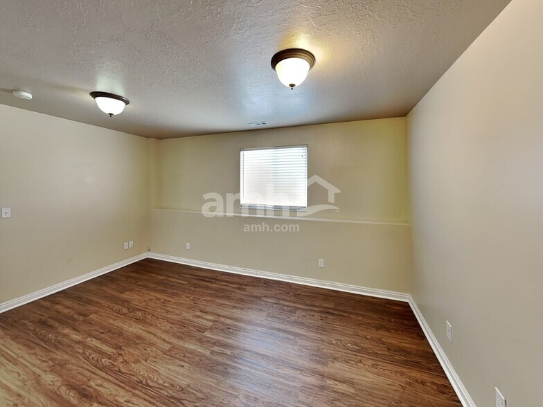 Building Photo - 451 W 225 N