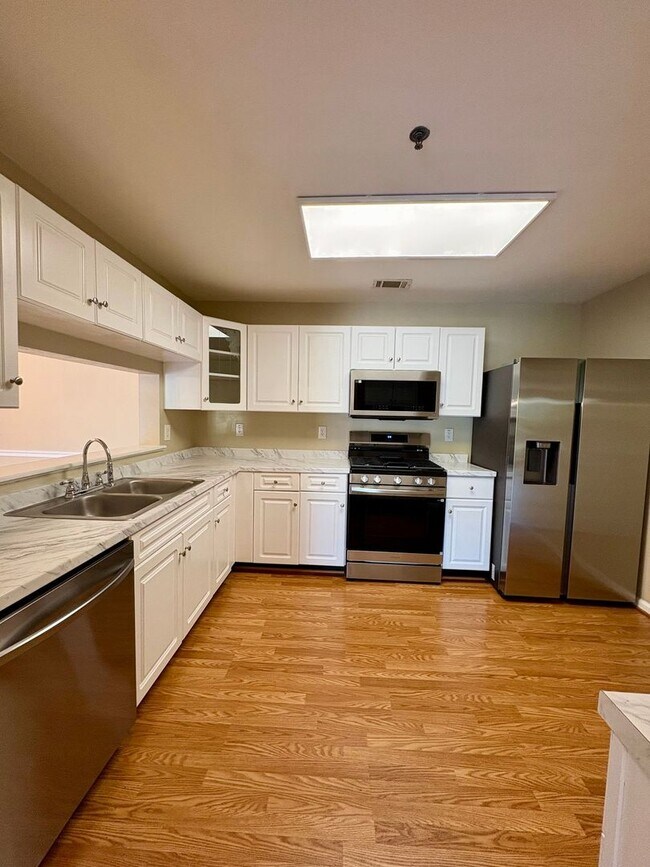 Building Photo - LARGE 2ND FLOOR CONDO