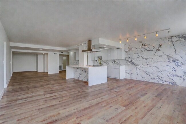 Building Photo - 435 N Oakhurst Dr