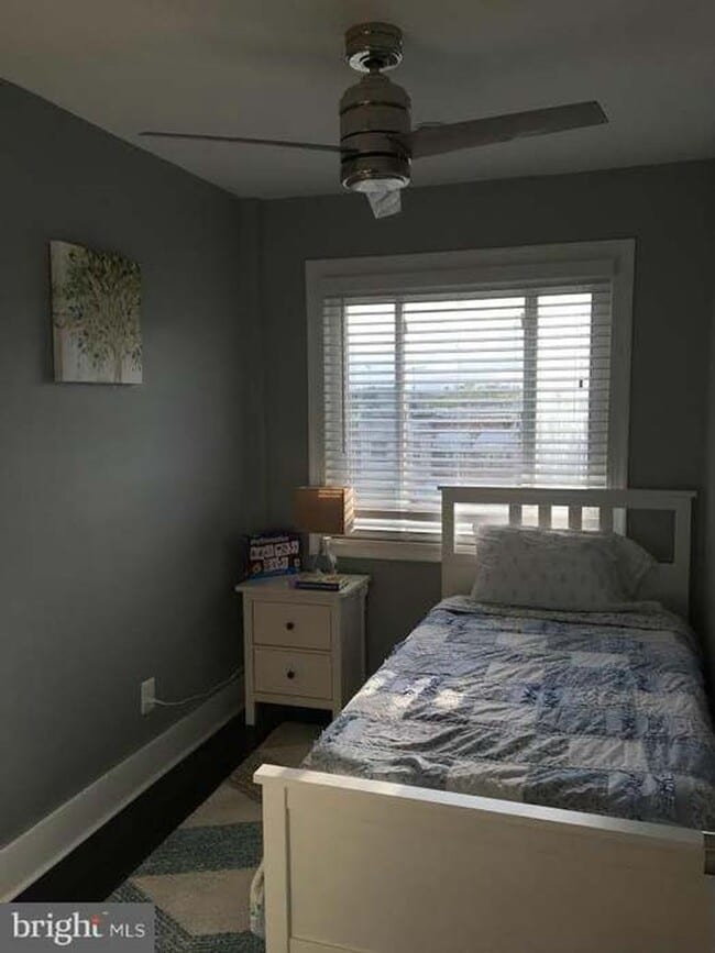 Building Photo - Spacious Townhome with Off Street Parking