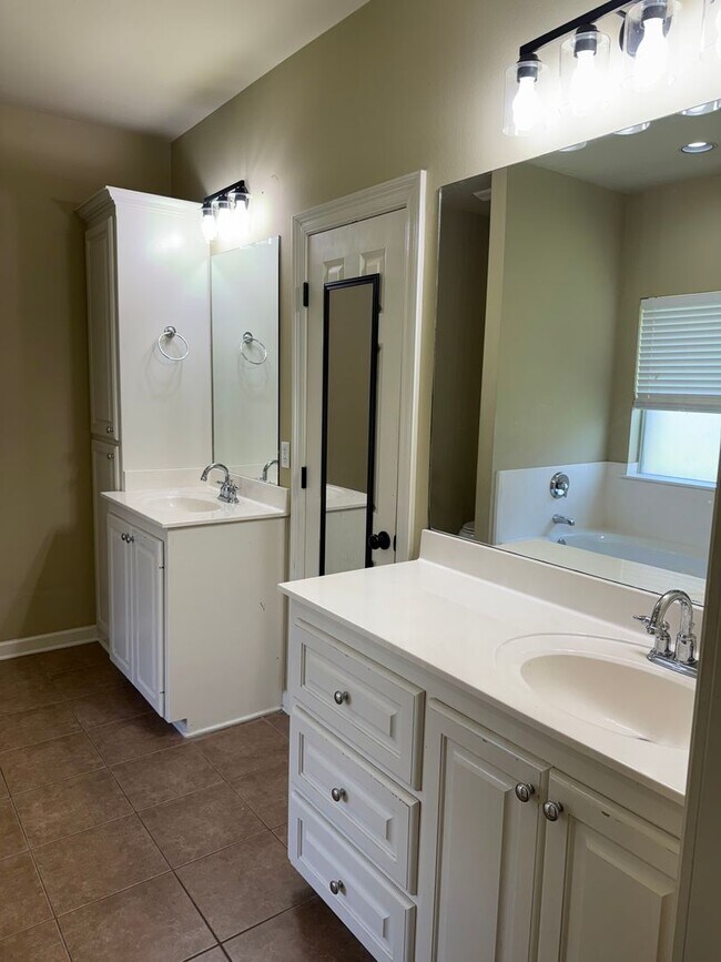 Building Photo - 3BD 2BA House on Nicholson Lakes Subdivision