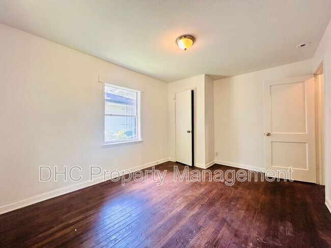 Building Photo - 2125 Larchwood Rd SW