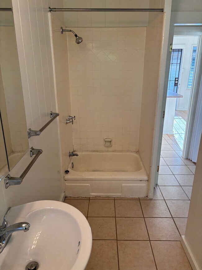 Building Photo - Ala Moana - Makaloa St - 1 Bdrm/1 Bath/1 Prkg - $1,450