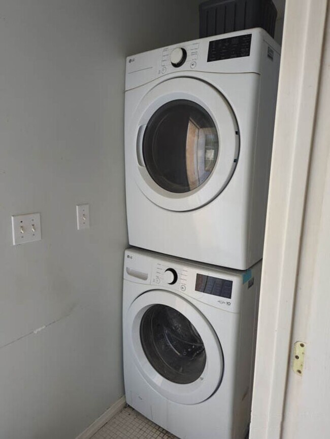 Building Photo - Spacious 2-Bed, 1-Bath Home in the Heart of Burbank!
