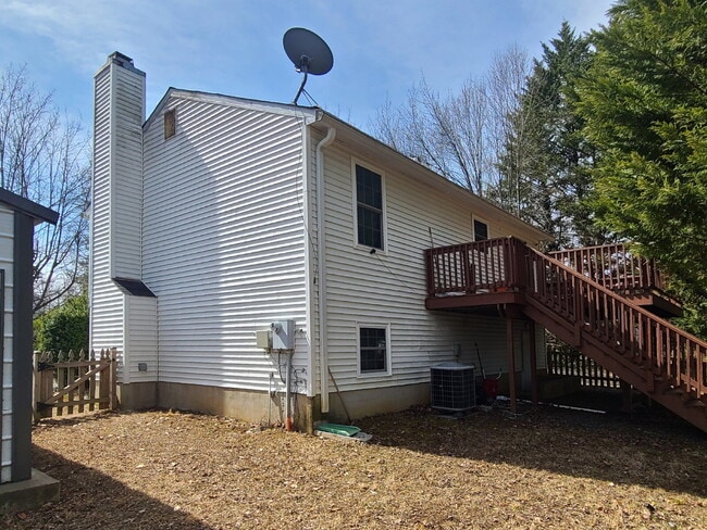 Building Photo - 3 BR, 2 BA Home with Garage and Fenced Yard