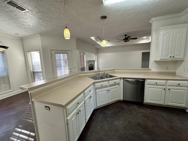 Building Photo - 141 Hazelnut Cir