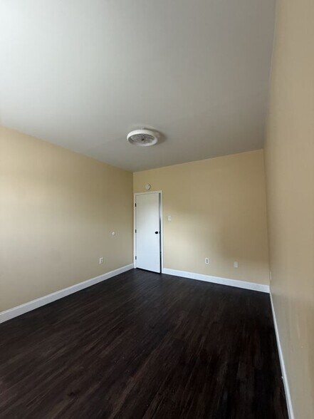 Building Photo - 132 E Main St