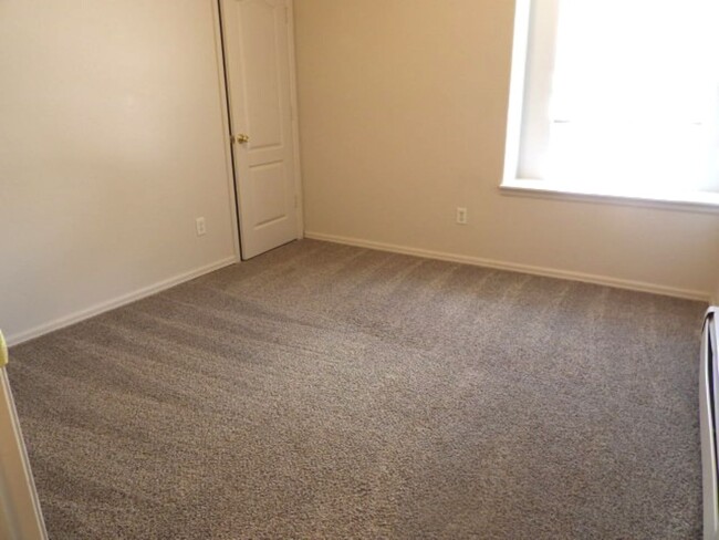 Building Photo - 4 bed/2.5 bath Single Family Home