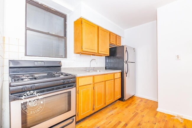 Building Photo - 100 Broadway