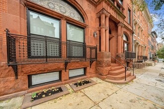 Building Photo - For Rent: Stylish Urban Living at 815 Park...