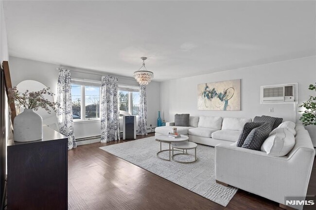 Primary Photo - 557 Market St