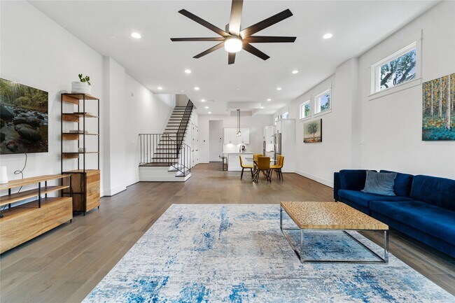 Building Photo - 620 E 26th St