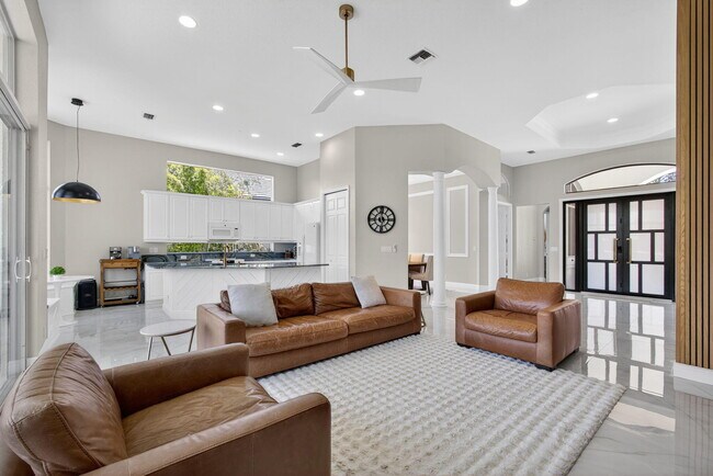 Building Photo - 6778 Oakmont Way