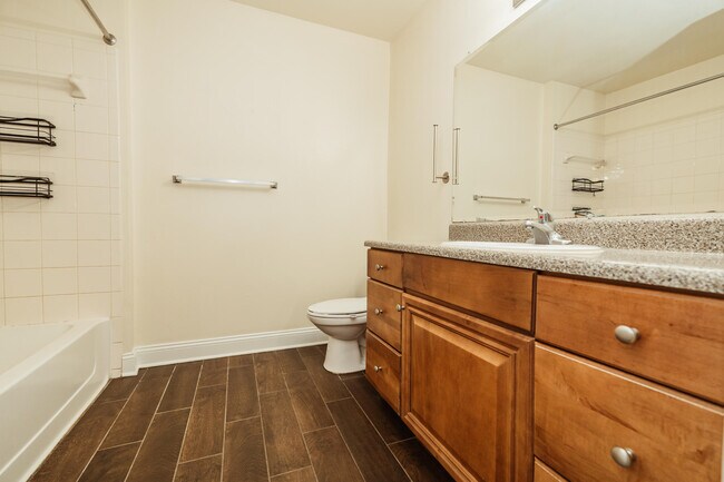 Building Photo - 748 Majestic Dr