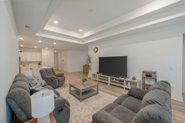 Building Photo - 3 Bedroom plus office/flex space in Crestv...