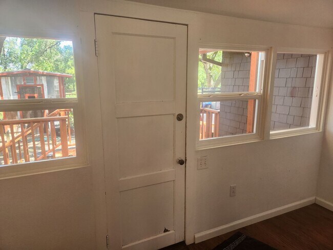 Building Photo - Beautiful 3 Bedroom/1 bathroom home with a...