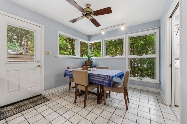 Building Photo - Contemporary 4bd/3.5ba Near Hope Valley + Home Equidistant to Downtown Durham & Chapel Hill!