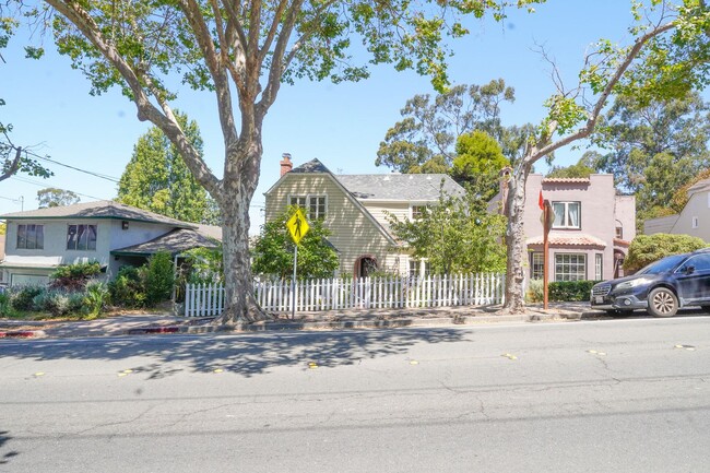 Building Photo - Stunning 4 Bedroom Home In Sought After Pi...