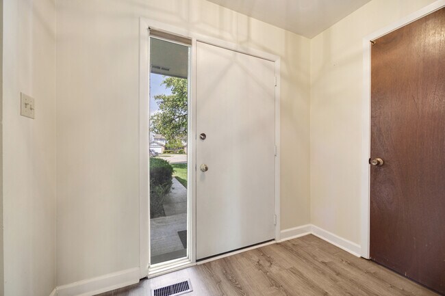 Building Photo - 1525 Columbia Ct