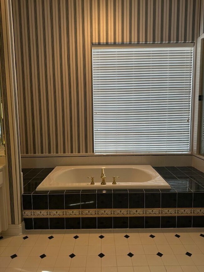 Building Photo - Fabulous Home in Gulf Breeze