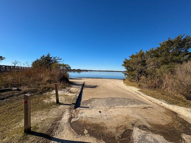 Building Photo - Breathtaking Water Views!