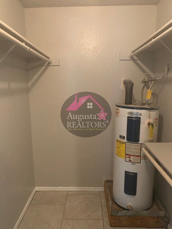 Building Photo - Great 1 bed 1 bath apartments!!