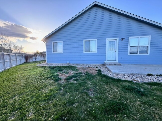 Building Photo - Great Home with Large Back Yard