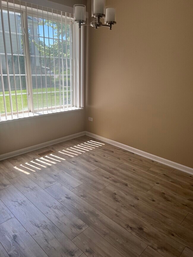 Building Photo - 945 Huntington Dr