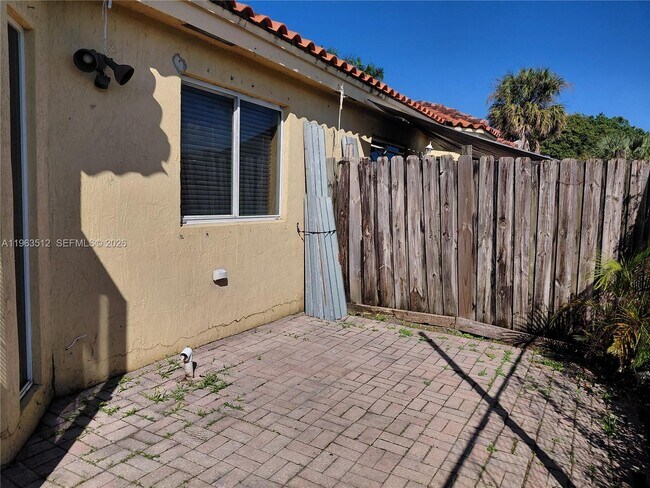 Building Photo - 83 NE 13th Ave