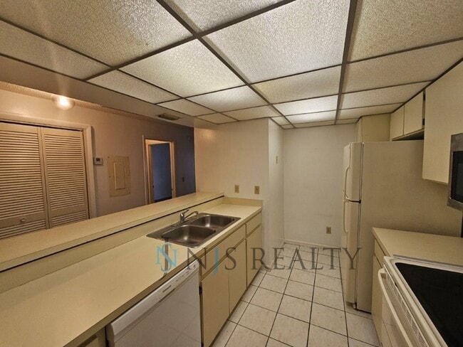 Building Photo - LOCATION LOCATION! 2/2 1234 Sq. Ft. with H...