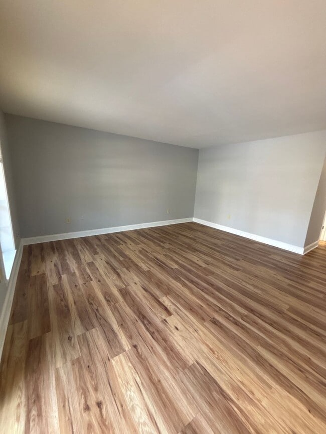 Building Photo - Move in Special 1/2 OFF 1 month's rent!