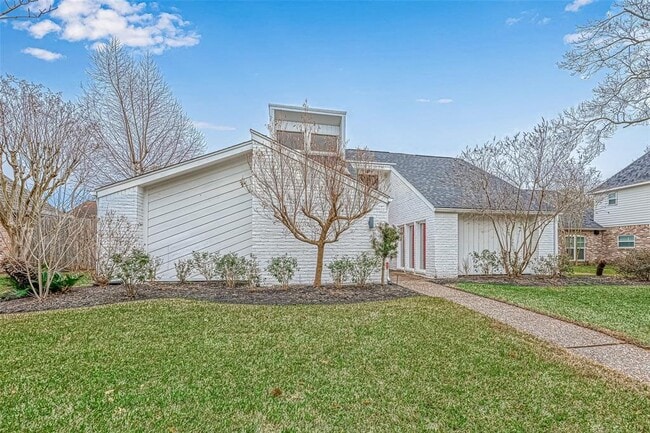 Building Photo - 915 Daria Dr
