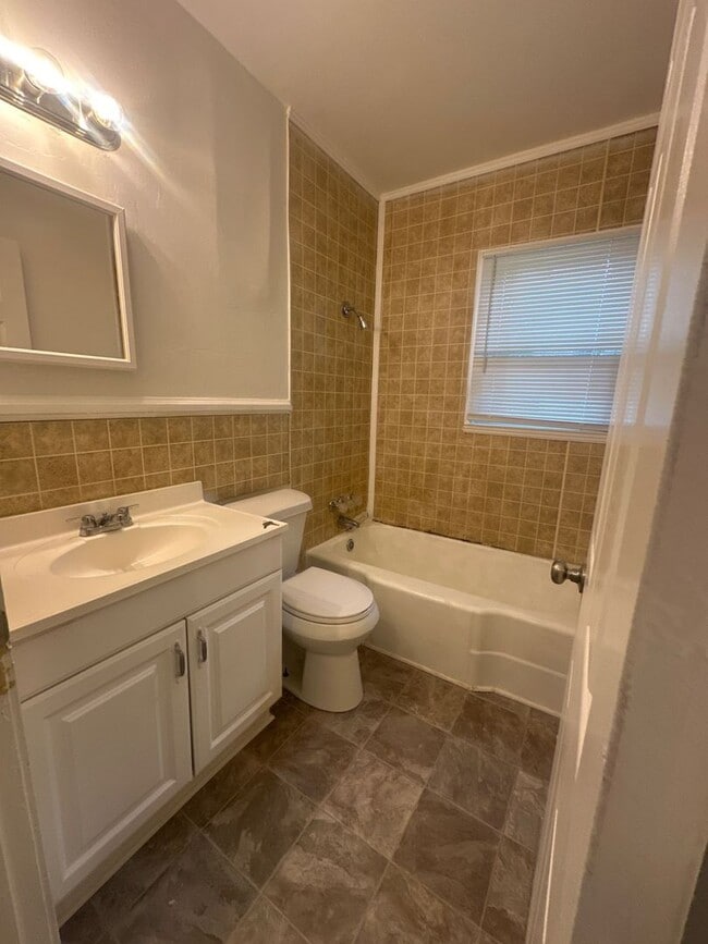 Building Photo - 3 Bedroom Single Family Home