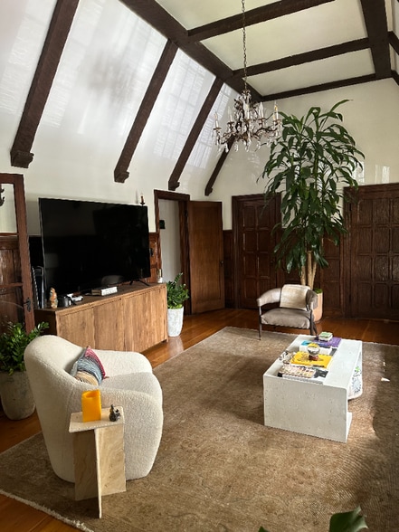 Building Photo - 333 N Sycamore Ave