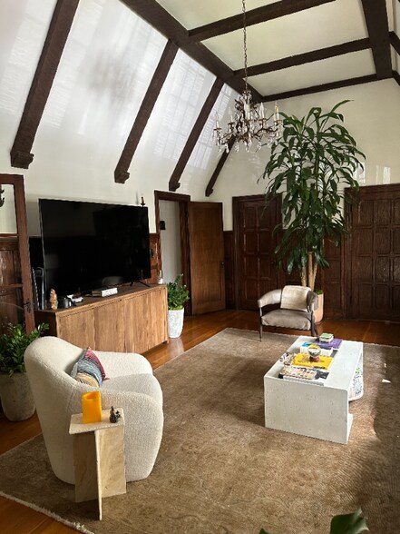 Building Photo - 425 N Sycamore Ave