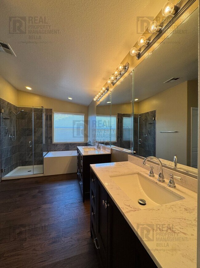 Building Photo - Ideal Layout! 4 Bedroom Home with Main Floor Bed/Bath & Open Loft