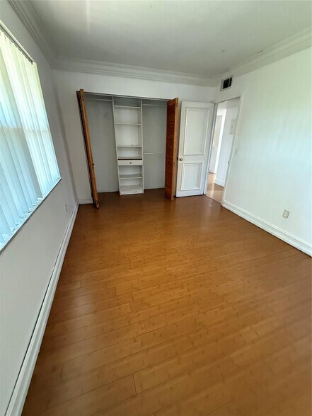 Building Photo - 10762 La Placida Dr