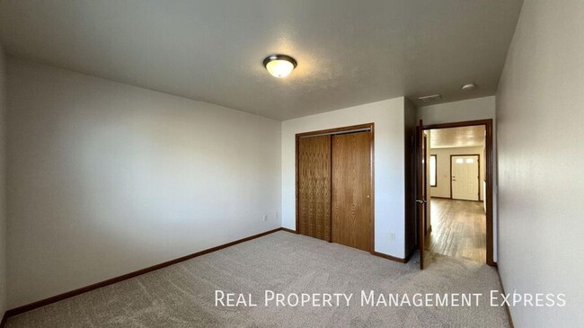 Building Photo - Spacious 1 Bedroom Apartment in Brandon, SD!