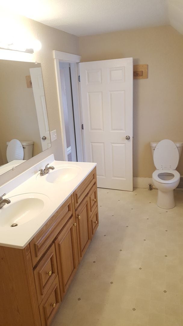 Building Photo - Great home, lots of space, fully updated, ...